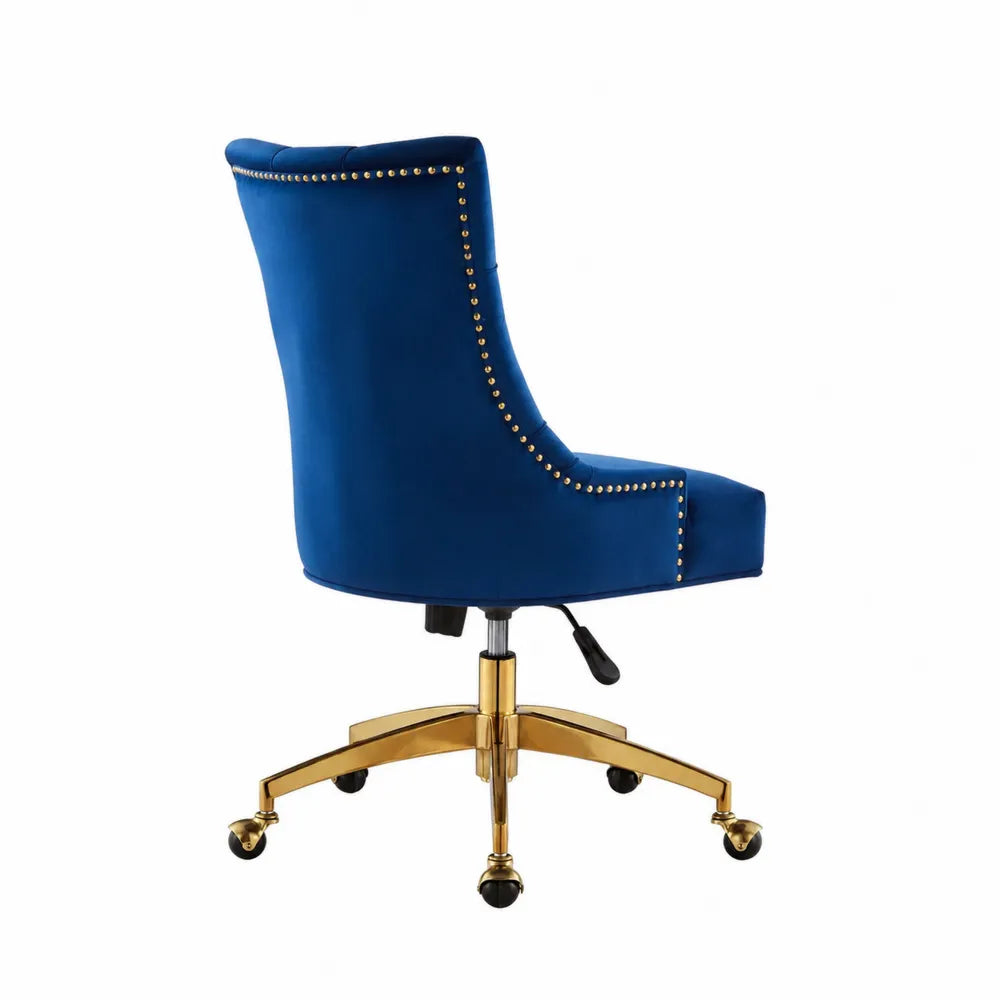 Drehstuhl aus Samt Blau mit Nieten und goldener Metallbasis